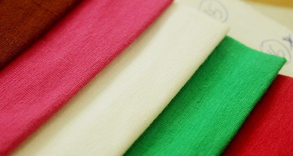 Chất liệu và màu sắc của áo đồng phục